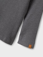 Dieses graue Langarmshirt von Lil'Atelier überzeugt durch zeitloses Design und angenehmen Tragekomfort.