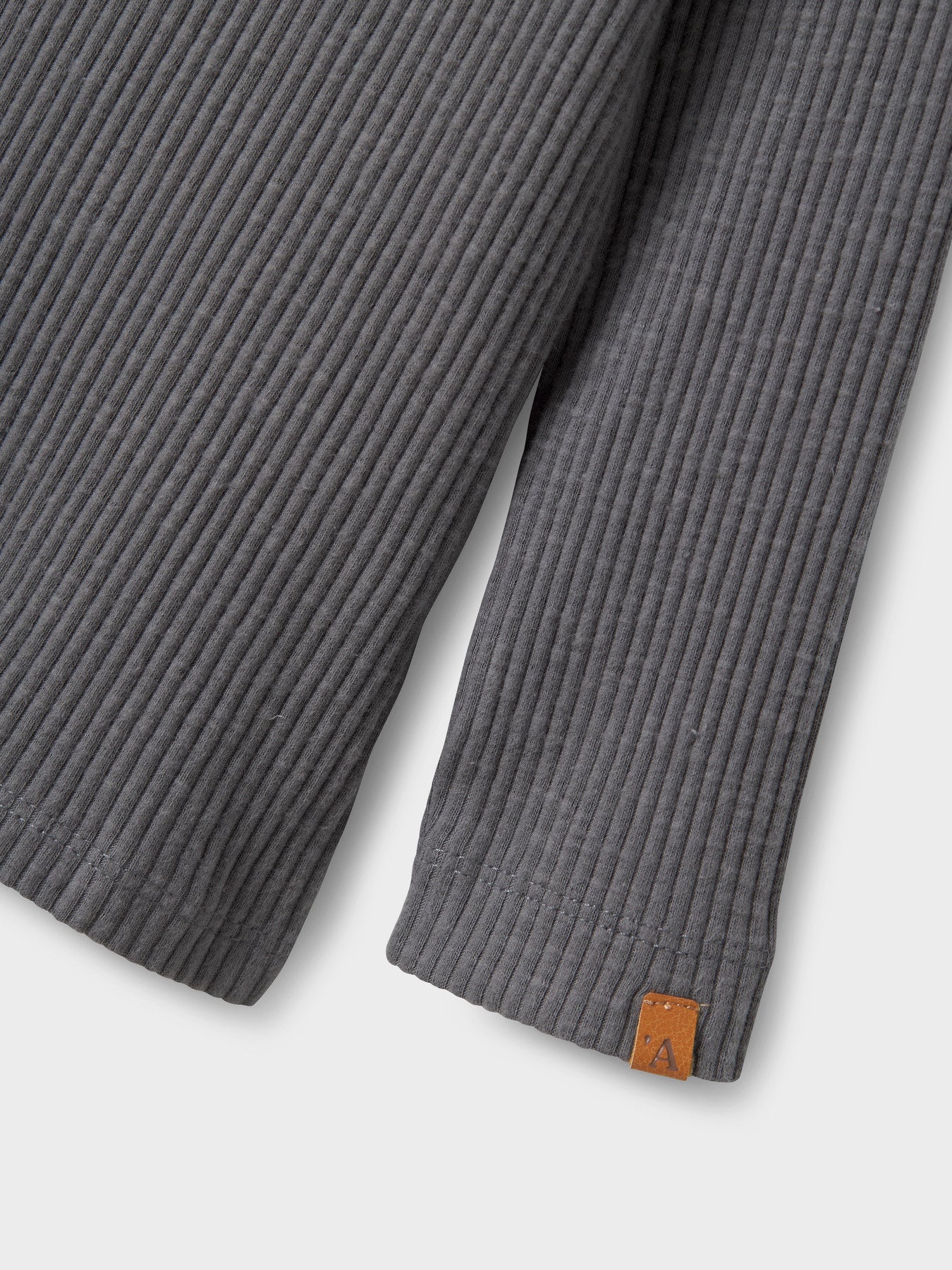 Dieses graue Langarmshirt von Lil'Atelier überzeugt durch zeitloses Design und angenehmen Tragekomfort.