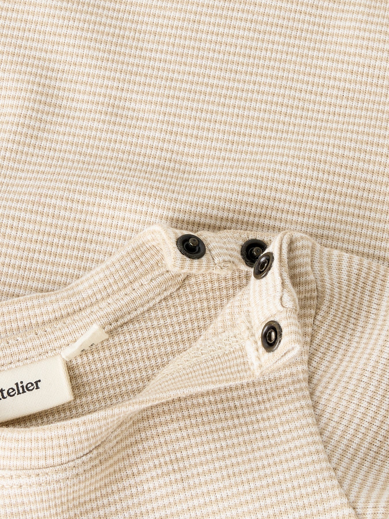 Body von Lil' Atelier – stilvolle Kindermode für jeden Tag.