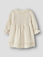 Dieses Strickkleid von Lil'atelier besticht durch seine schlichte Eleganz und zeitlose Schönheit.