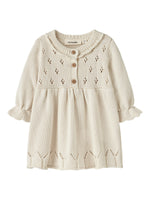 Dieses Strickkleid von Lil'atelier besticht durch seine schlichte Eleganz und zeitlose Schönheit.