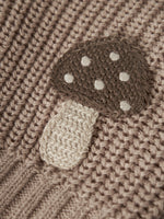 Die beige Weste von Lil'Atelier mit den süßen Pilzmotiven ist ein herrlicher Hingucker, der deinen Look spielerisch aufpeppt.