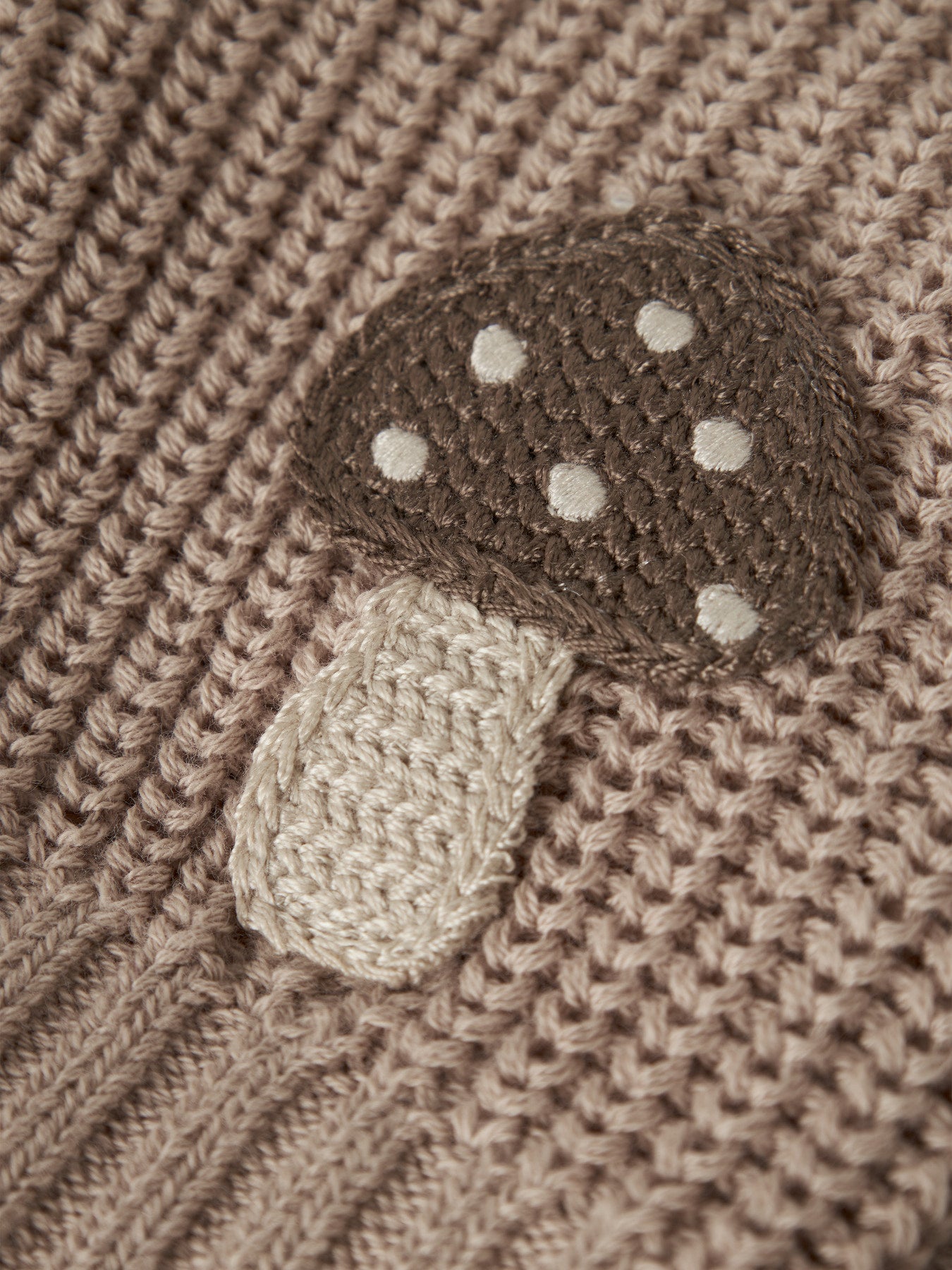 Die beige Weste von Lil'Atelier mit den süßen Pilzmotiven ist ein herrlicher Hingucker, der deinen Look spielerisch aufpeppt.