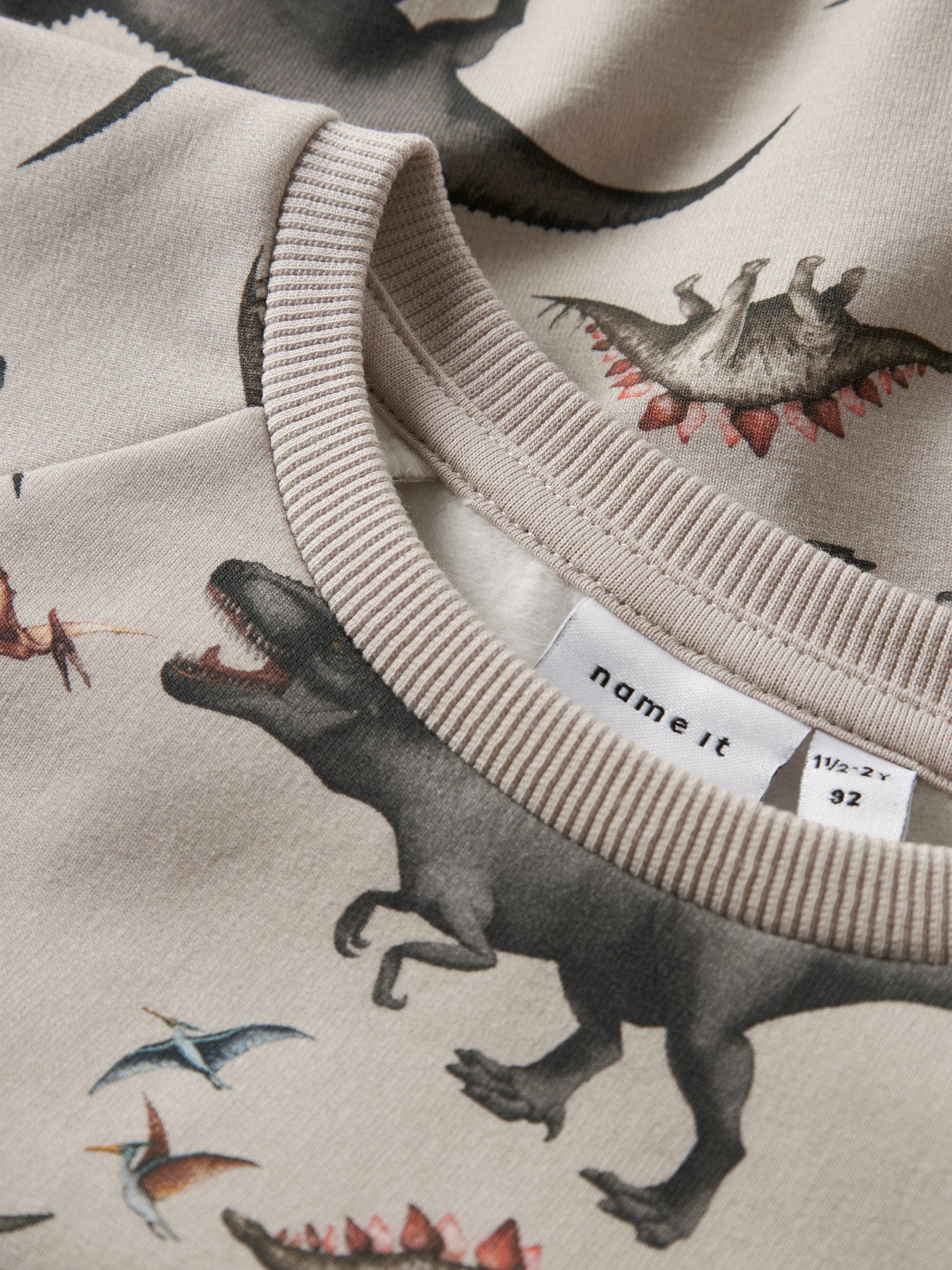 Dieser Dino Sweater von name it ist das perfekte Abenteuer-Outfit für Jungs! Weich, gemütlich und mit coolem Dinosaurier-Design – ideal für kleine Dino-Fans, die Stil und Spielspaß lieben.

