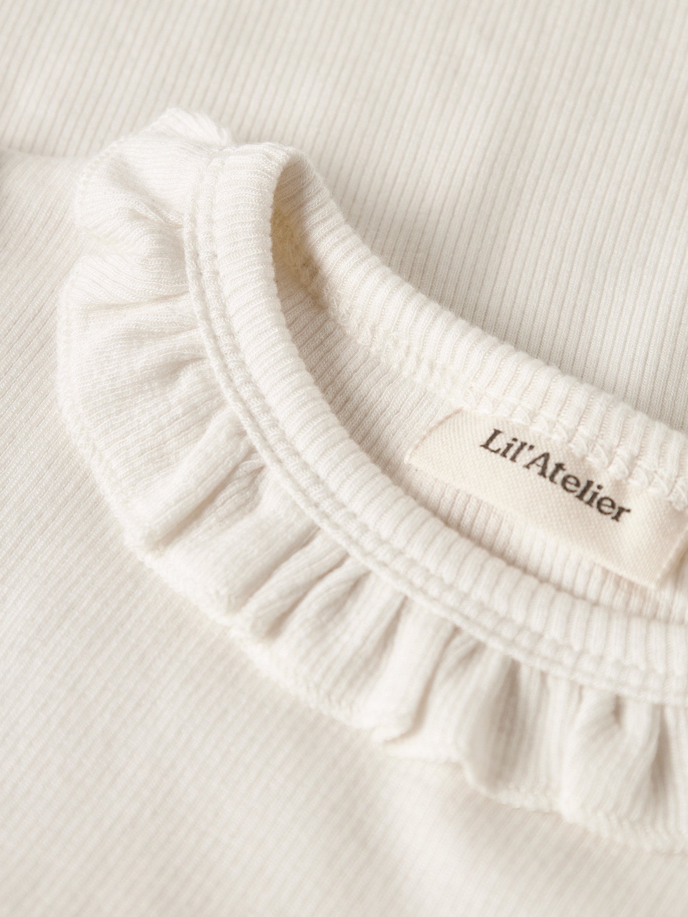 Weißes Top von Lil' Atelier – zeitlos und vielseitig einsetzbar für jeden Tag.
