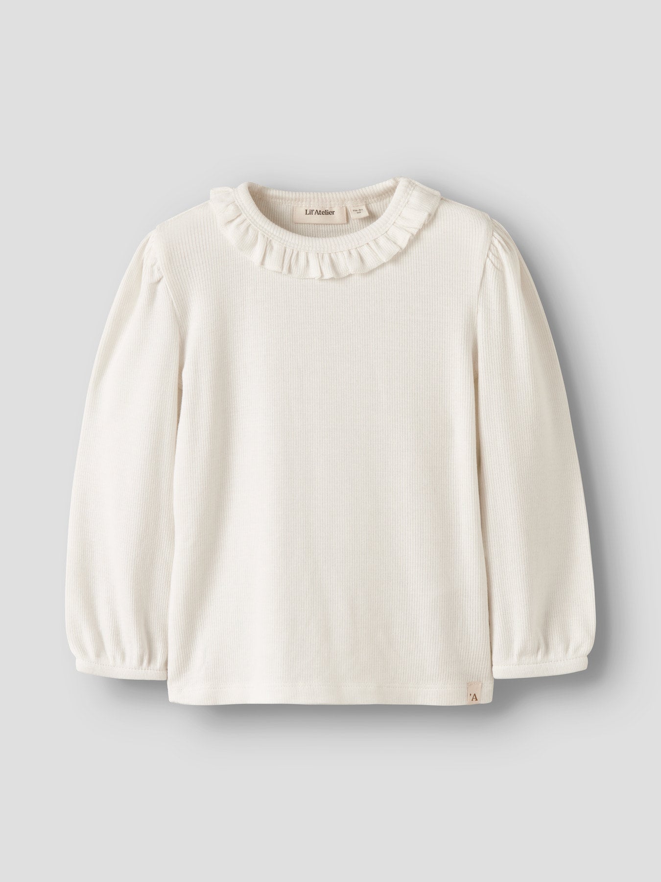 Weißes Top von Lil' Atelier – zeitlos und vielseitig einsetzbar für jeden Tag.