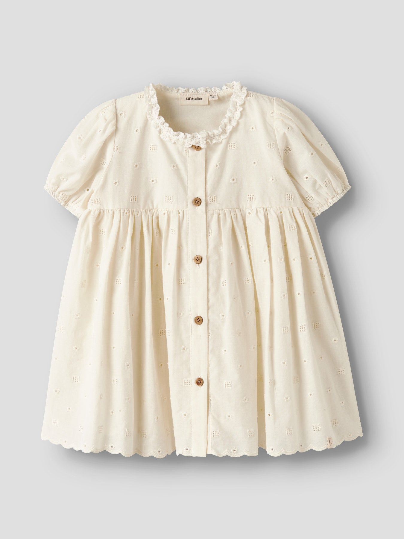 Wunderschönes Midi-Kleid von Lil' Atelier – perfekt für jeden Anlass.