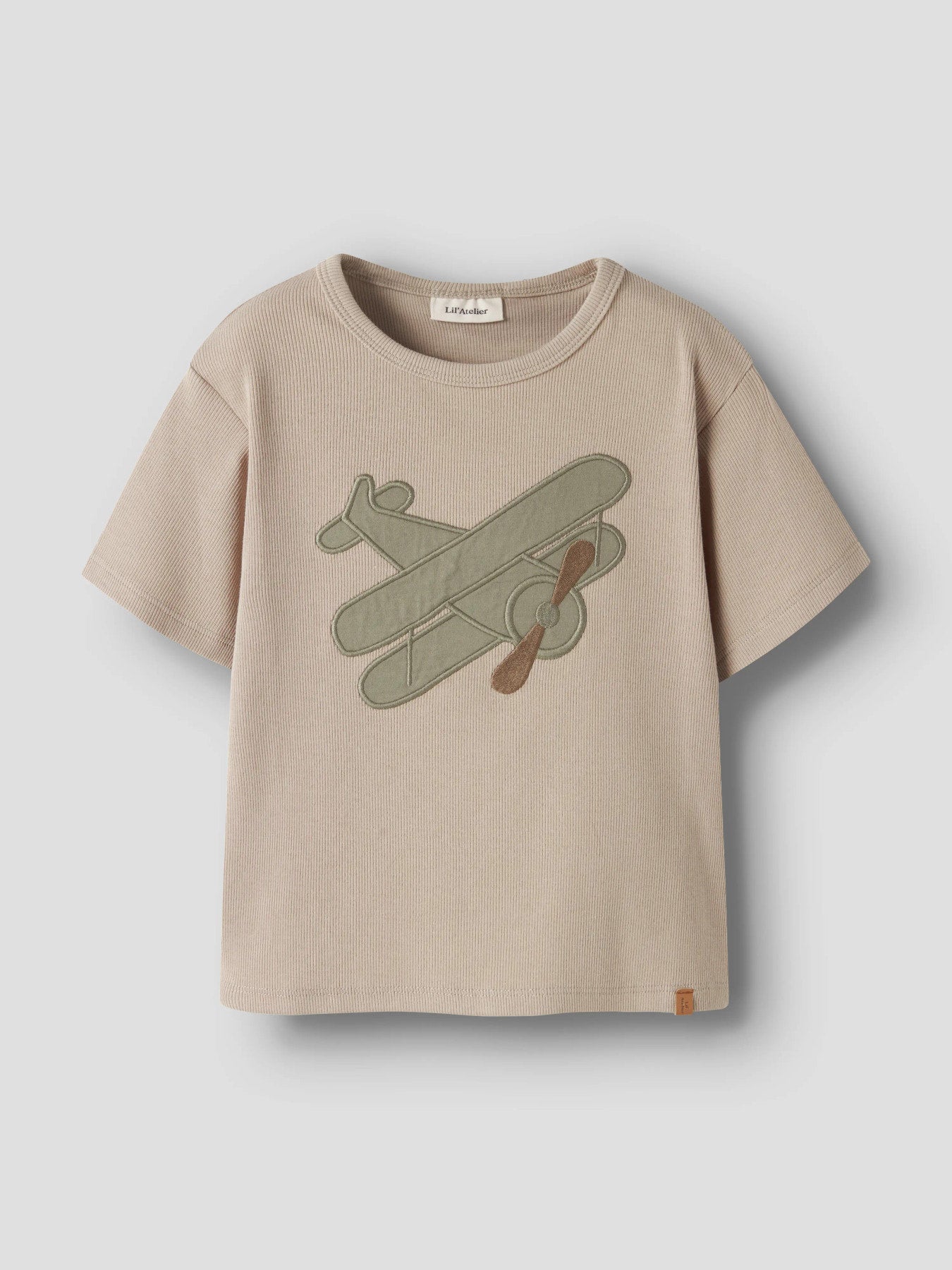 Klassisches T-Shirt von Lil' Atelier mit charmantem Flieger Design.