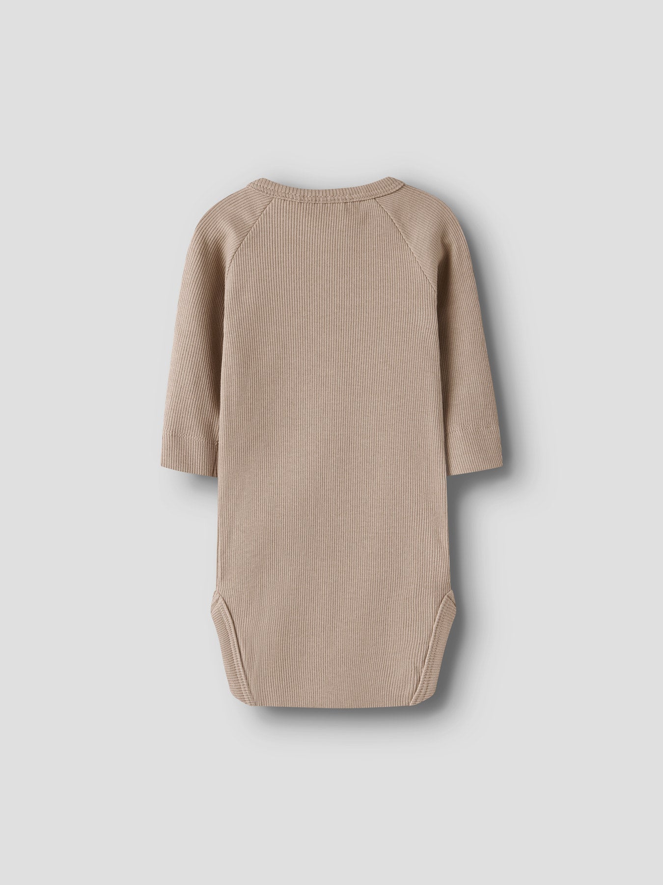 Süßes Baby-Body von Lil' Atelier mit charmanten Flugzeug-Motiv. Perfekt für kleine Abenteurer.