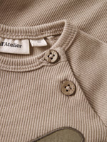 Süßes Baby-Body von Lil' Atelier mit charmanten Flugzeug-Motiv. Perfekt für kleine Abenteurer.