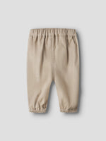 Lil' Atelier Hose – bequeme Eleganz für jeden Tag. Hochwertig verarbeitete Hosen, die deinen Look perfekt vervollständigen und dich überall selbstbewusst aussehen lassen.