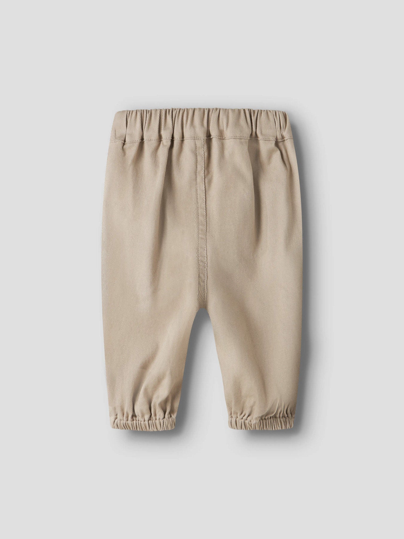 Lil' Atelier Hose – bequeme Eleganz für jeden Tag. Hochwertig verarbeitete Hosen, die deinen Look perfekt vervollständigen und dich überall selbstbewusst aussehen lassen.