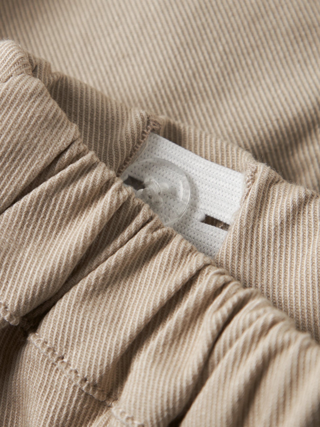Lil' Atelier Hose – bequeme Eleganz für jeden Tag. Hochwertig verarbeitete Hosen, die deinen Look perfekt vervollständigen und dich überall selbstbewusst aussehen lassen.
