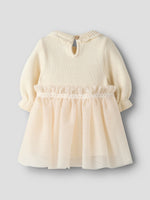 Dieses stilvolle Kleid von Lil'Atelier ist ideal für feierliche Gelegenheiten und harmoniert wunderbar mit Outfits größerer Geschwister.