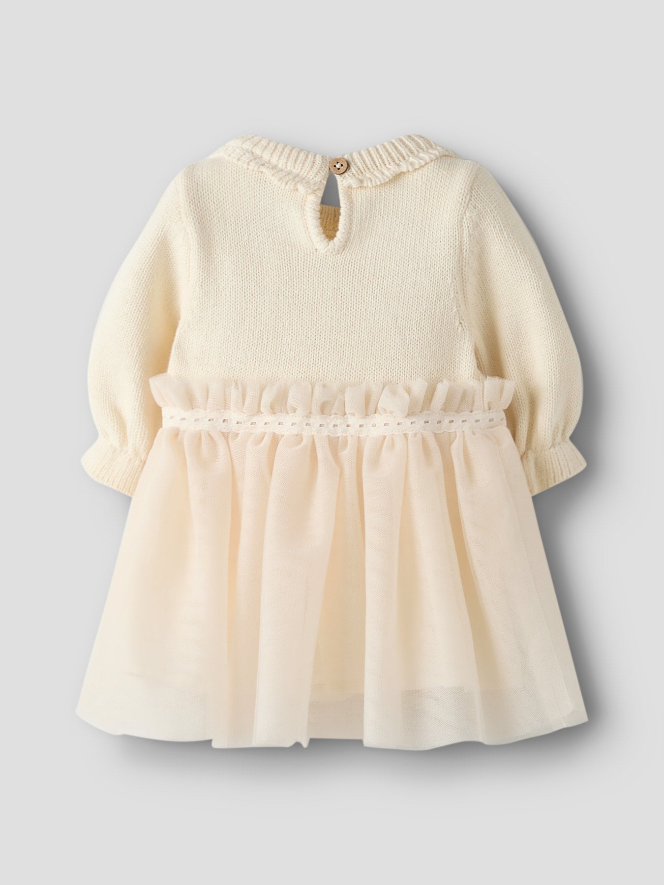 Dieses stilvolle Kleid von Lil'Atelier ist ideal für feierliche Gelegenheiten und harmoniert wunderbar mit Outfits größerer Geschwister.