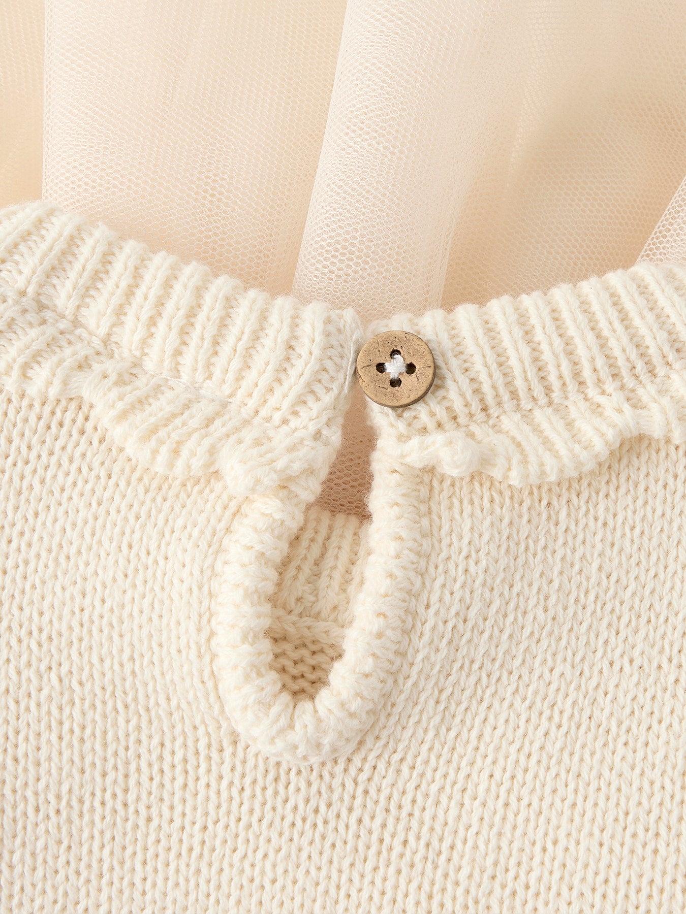 Dieses stilvolle Kleid von Lil'Atelier ist ideal für feierliche Gelegenheiten und harmoniert wunderbar mit Outfits größerer Geschwister.