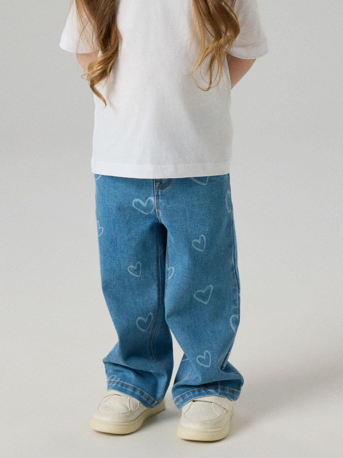Klassische Jeans von name it mit angenehmem Tragekomfort. Die hochwertige Materialmischung aus 74% Baumwolle, 24% Polyester, 1% Elastane und 1% Viskose sorgt für Strapazierfähigkeit und Bewegungsfreiheit. Perfekt für den Alltag – zeitlos und vielseitig kombinierbar.