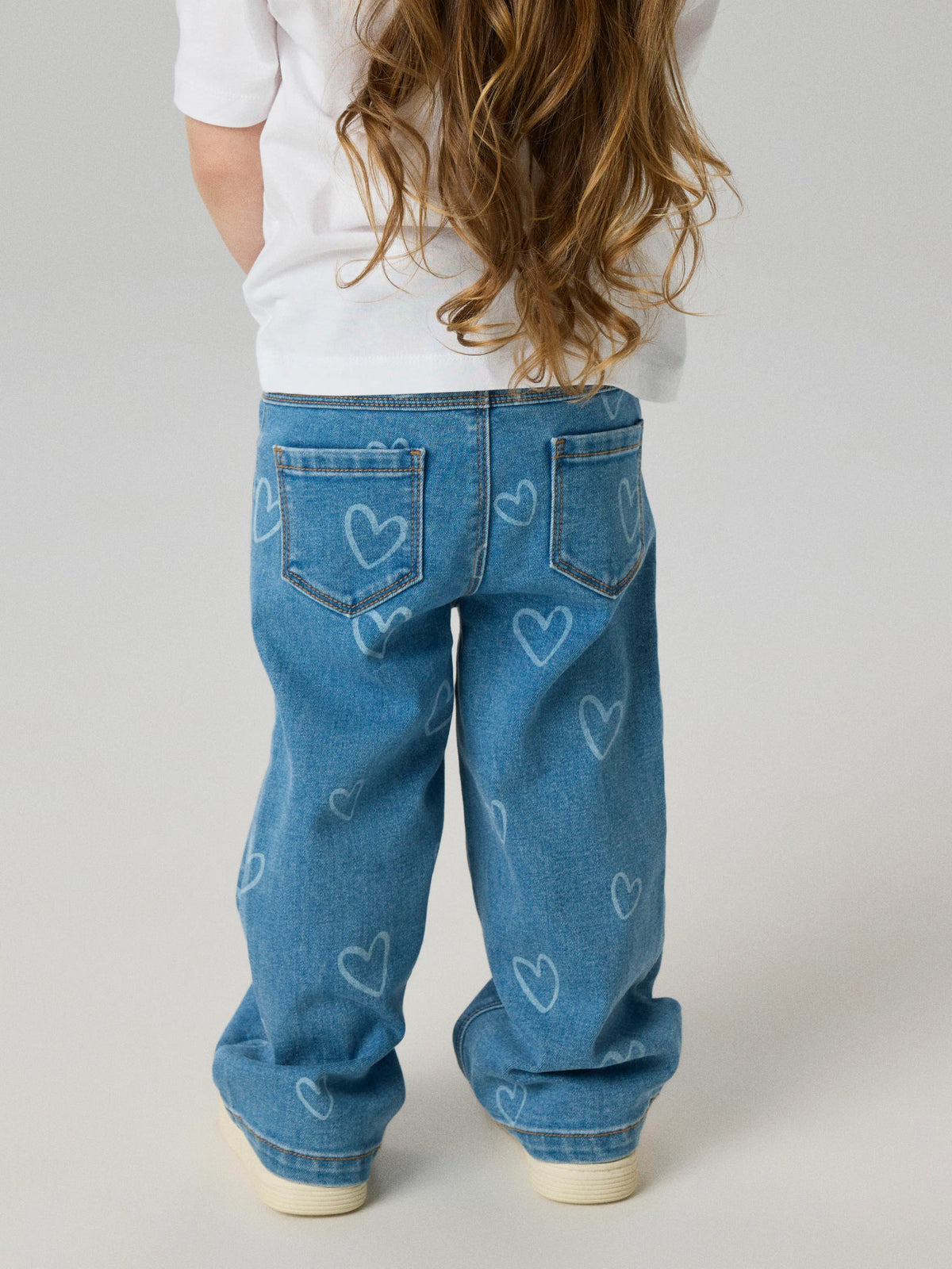 Klassische Jeans von name it mit angenehmem Tragekomfort. Die hochwertige Materialmischung aus 74% Baumwolle, 24% Polyester, 1% Elastane und 1% Viskose sorgt für Strapazierfähigkeit und Bewegungsfreiheit. Perfekt für den Alltag – zeitlos und vielseitig kombinierbar.