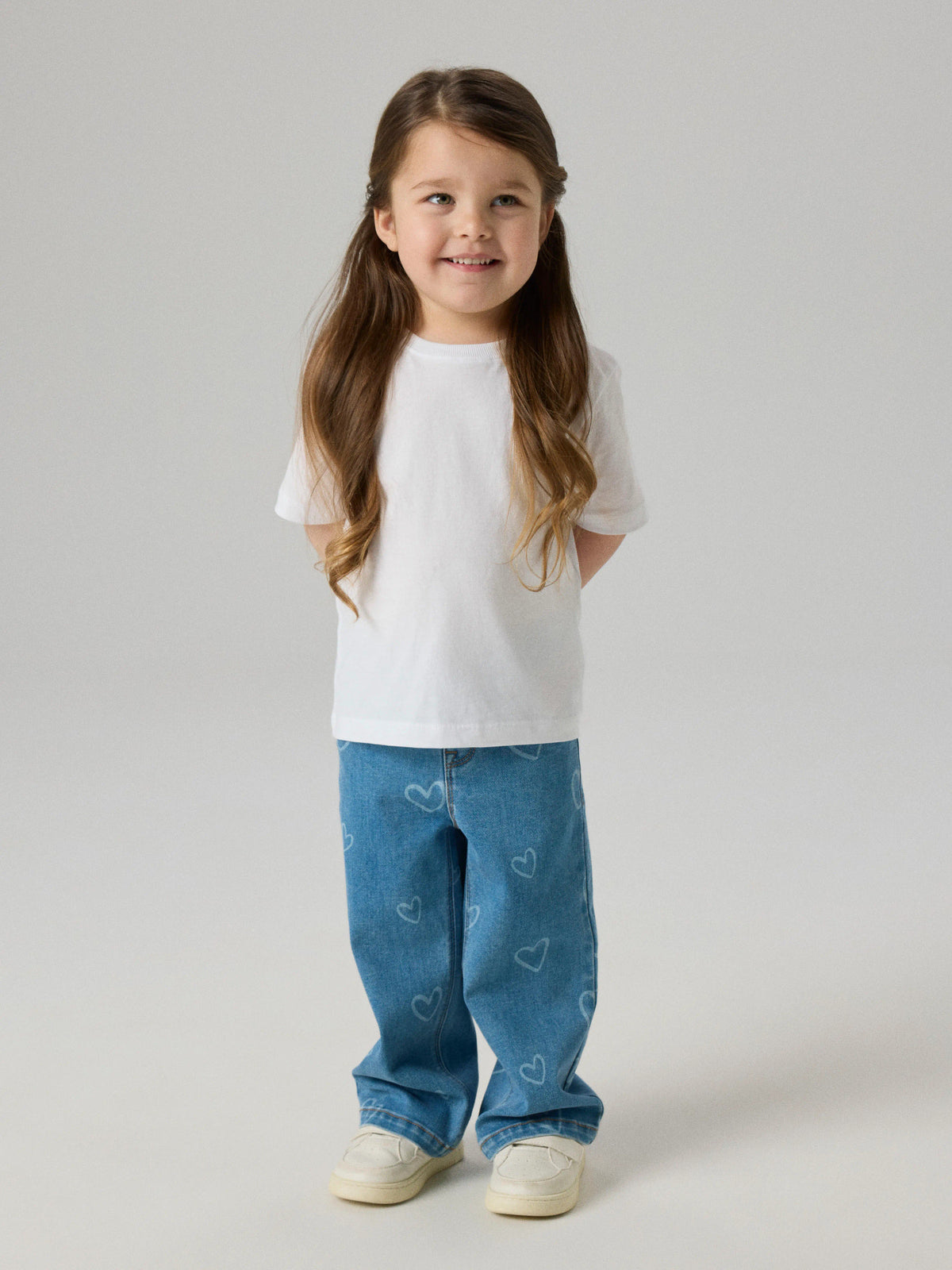 Klassische Jeans von name it mit angenehmem Tragekomfort. Die hochwertige Materialmischung aus 74% Baumwolle, 24% Polyester, 1% Elastane und 1% Viskose sorgt für Strapazierfähigkeit und Bewegungsfreiheit. Perfekt für den Alltag – zeitlos und vielseitig kombinierbar.