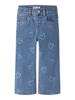Klassische Jeans von name it mit angenehmem Tragekomfort. Die hochwertige Materialmischung aus 74% Baumwolle, 24% Polyester, 1% Elastane und 1% Viskose sorgt für Strapazierfähigkeit und Bewegungsfreiheit. Perfekt für den Alltag – zeitlos und vielseitig kombinierbar.