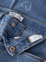 Klassische Jeans von name it mit angenehmem Tragekomfort. Die hochwertige Materialmischung aus 74% Baumwolle, 24% Polyester, 1% Elastane und 1% Viskose sorgt für Strapazierfähigkeit und Bewegungsfreiheit. Perfekt für den Alltag – zeitlos und vielseitig kombinierbar.