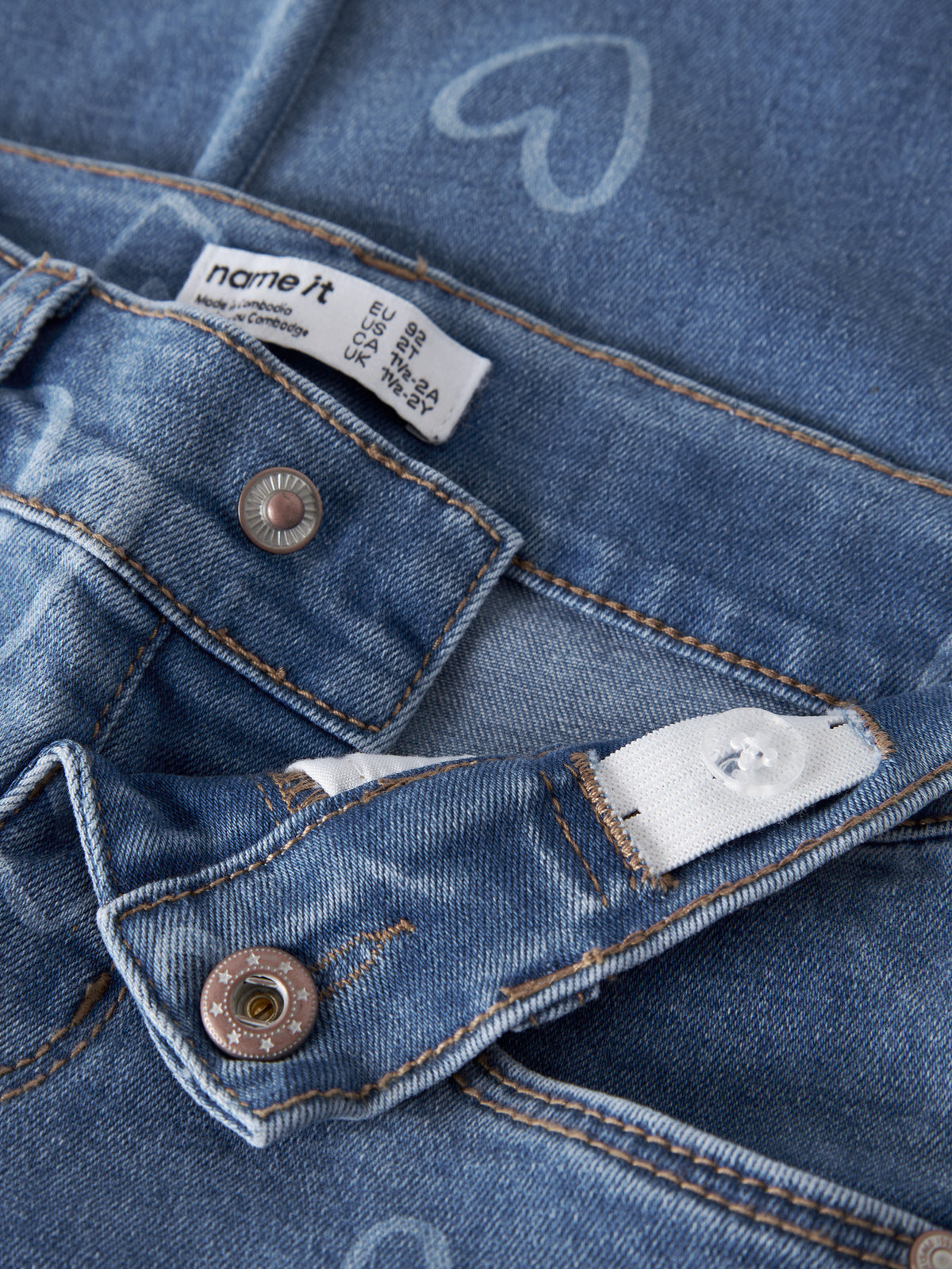 Klassische Jeans von name it mit angenehmem Tragekomfort. Die hochwertige Materialmischung aus 74% Baumwolle, 24% Polyester, 1% Elastane und 1% Viskose sorgt für Strapazierfähigkeit und Bewegungsfreiheit. Perfekt für den Alltag – zeitlos und vielseitig kombinierbar.