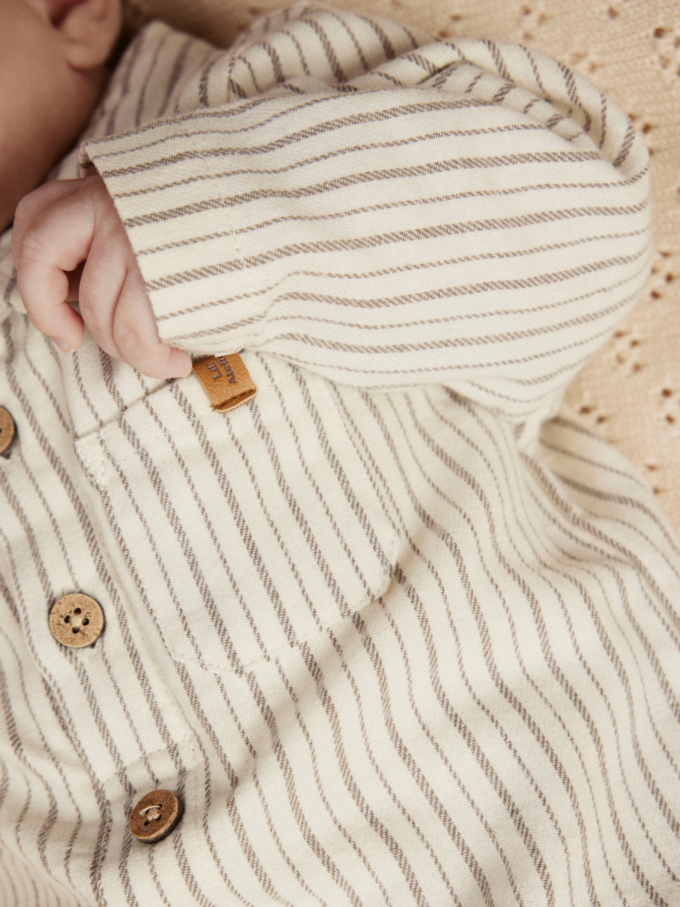 Beiger Hemdbody von Lil'Atelier mit feinen Streifen für einen stilvollen Auftritt.