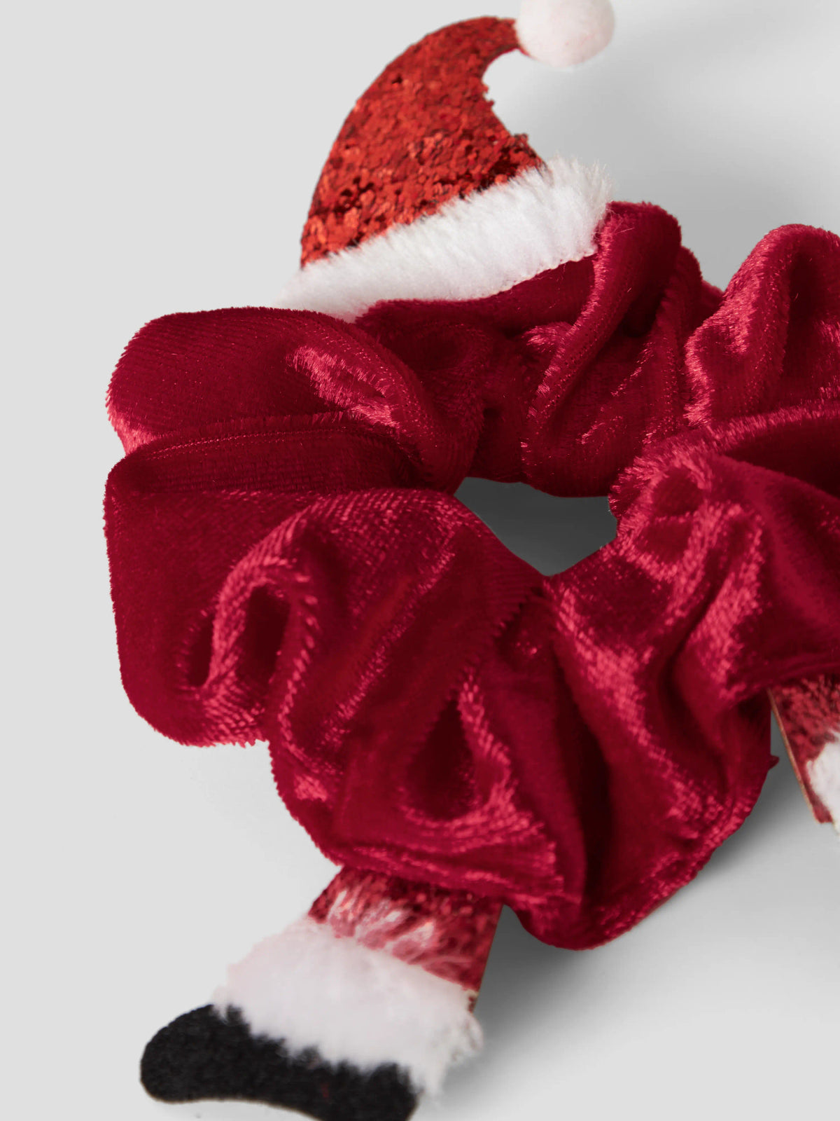 Perfektes Accessoire für die Weihnachtszeit – dieses verspieltes Scrunchie von name it kombiniert festliche Optik mit praktischer Funktionalität. Die hochwertige Materialmischung aus Polyester, Elastane und Polyurethane sorgt für Langlebigkeit und angenehmen Tragekomfort. Ideal zum Haare stylen und gleichzeitig ein charmantes Statement-Piece für die Festtage.
