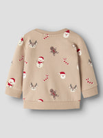 Gemütliches Sweatshirt mit festlichen Weihnachtsmotiven – perfekt für die kalte Jahreszeit. Das hochwertige Material aus 75% Bio-Baumwolle, 20% recycelter Baumwolle und 5% Elastane bietet optimalen Tragekomfort und Bewegungsfreiheit. Nachhaltig produziert und angenehm weich auf der Haut.