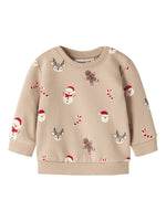 Gemütliches Sweatshirt mit festlichen Weihnachtsmotiven – perfekt für die kalte Jahreszeit. Das hochwertige Material aus 75% Bio-Baumwolle, 20% recycelter Baumwolle und 5% Elastane bietet optimalen Tragekomfort und Bewegungsfreiheit. Nachhaltig produziert und angenehm weich auf der Haut.