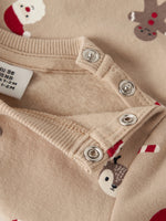 Gemütliches Sweatshirt mit festlichen Weihnachtsmotiven – perfekt für die kalte Jahreszeit. Das hochwertige Material aus 75% Bio-Baumwolle, 20% recycelter Baumwolle und 5% Elastane bietet optimalen Tragekomfort und Bewegungsfreiheit. Nachhaltig produziert und angenehm weich auf der Haut.