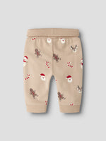 Hose von name it mit weihnachtlichem Design – perfekt für festliche Momente. Die Hose besticht durch ihre hochwertige Materialzusammensetzung aus 75% Bio-Baumwolle, 20% recycelter Baumwolle und 5% Elastane, die Komfort und Strapazierfähigkeit vereint. Das nachhaltige Material sorgt für angenehmes Tragegefühl bei gleichzeitiger Schonung der Umwelt. Ideal für kleine Abenteuer im Winter.