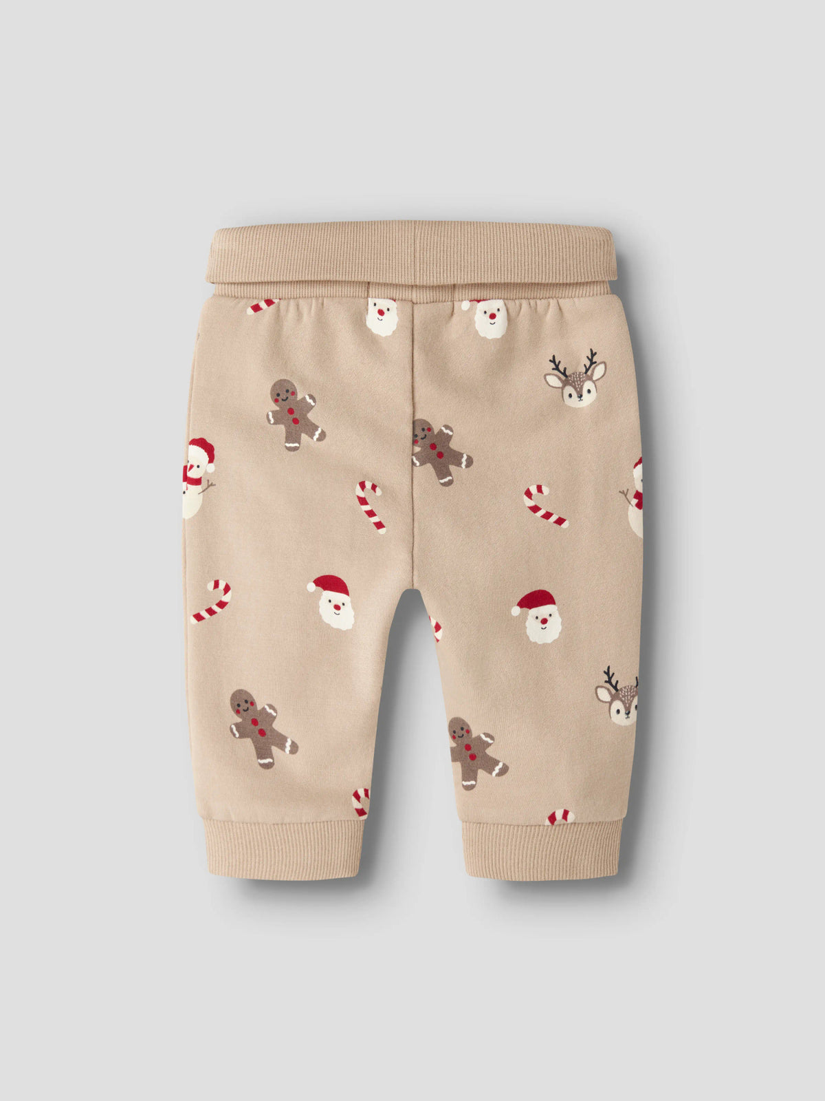 Hose von name it mit weihnachtlichem Design – perfekt für festliche Momente. Die Hose besticht durch ihre hochwertige Materialzusammensetzung aus 75% Bio-Baumwolle, 20% recycelter Baumwolle und 5% Elastane, die Komfort und Strapazierfähigkeit vereint. Das nachhaltige Material sorgt für angenehmes Tragegefühl bei gleichzeitiger Schonung der Umwelt. Ideal für kleine Abenteuer im Winter.