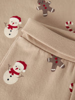 Hose von name it mit weihnachtlichem Design – perfekt für festliche Momente. Die Hose besticht durch ihre hochwertige Materialzusammensetzung aus 75% Bio-Baumwolle, 20% recycelter Baumwolle und 5% Elastane, die Komfort und Strapazierfähigkeit vereint. Das nachhaltige Material sorgt für angenehmes Tragegefühl bei gleichzeitiger Schonung der Umwelt. Ideal für kleine Abenteuer im Winter.
