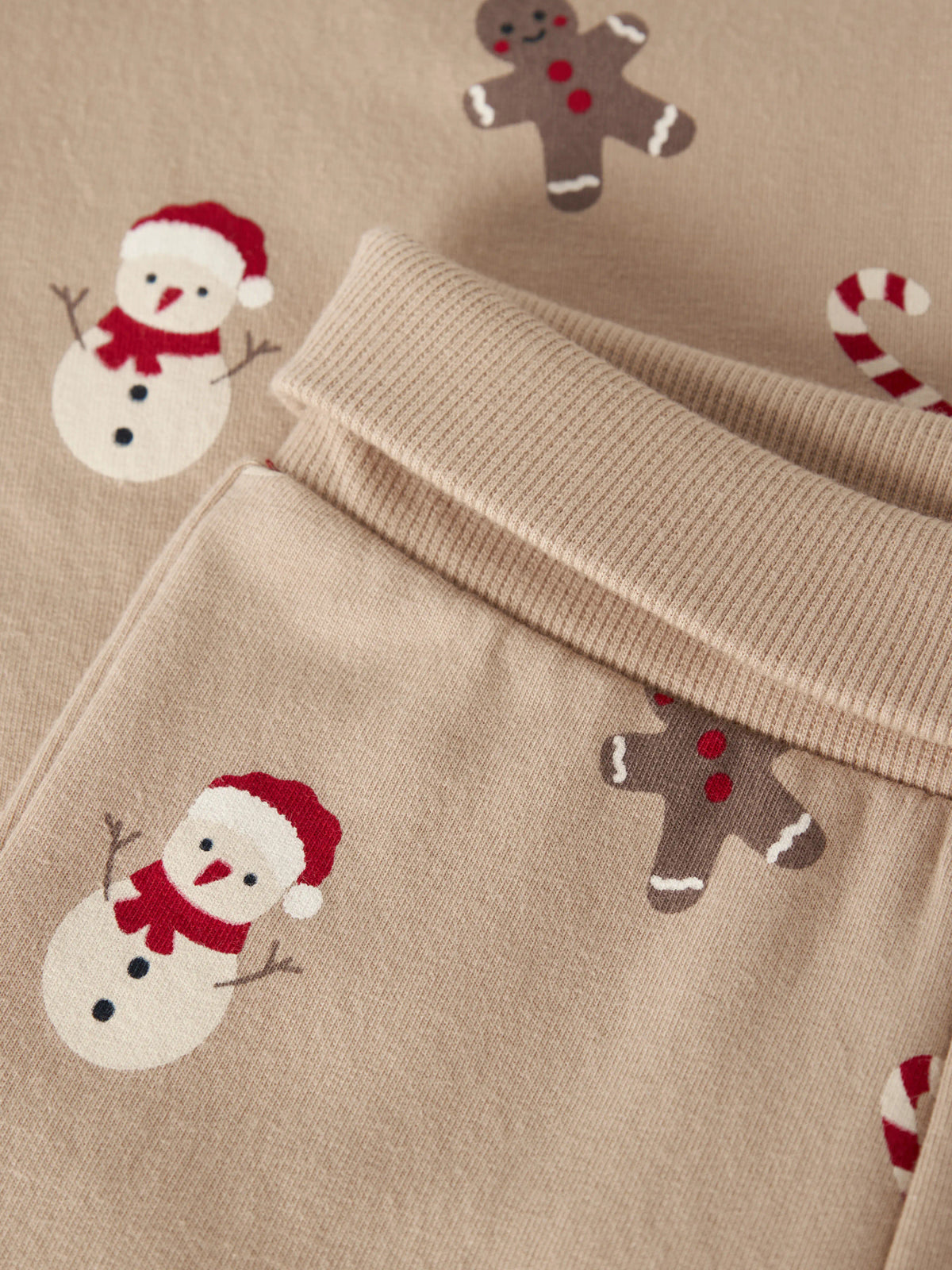 Hose von name it mit weihnachtlichem Design – perfekt für festliche Momente. Die Hose besticht durch ihre hochwertige Materialzusammensetzung aus 75% Bio-Baumwolle, 20% recycelter Baumwolle und 5% Elastane, die Komfort und Strapazierfähigkeit vereint. Das nachhaltige Material sorgt für angenehmes Tragegefühl bei gleichzeitiger Schonung der Umwelt. Ideal für kleine Abenteuer im Winter.