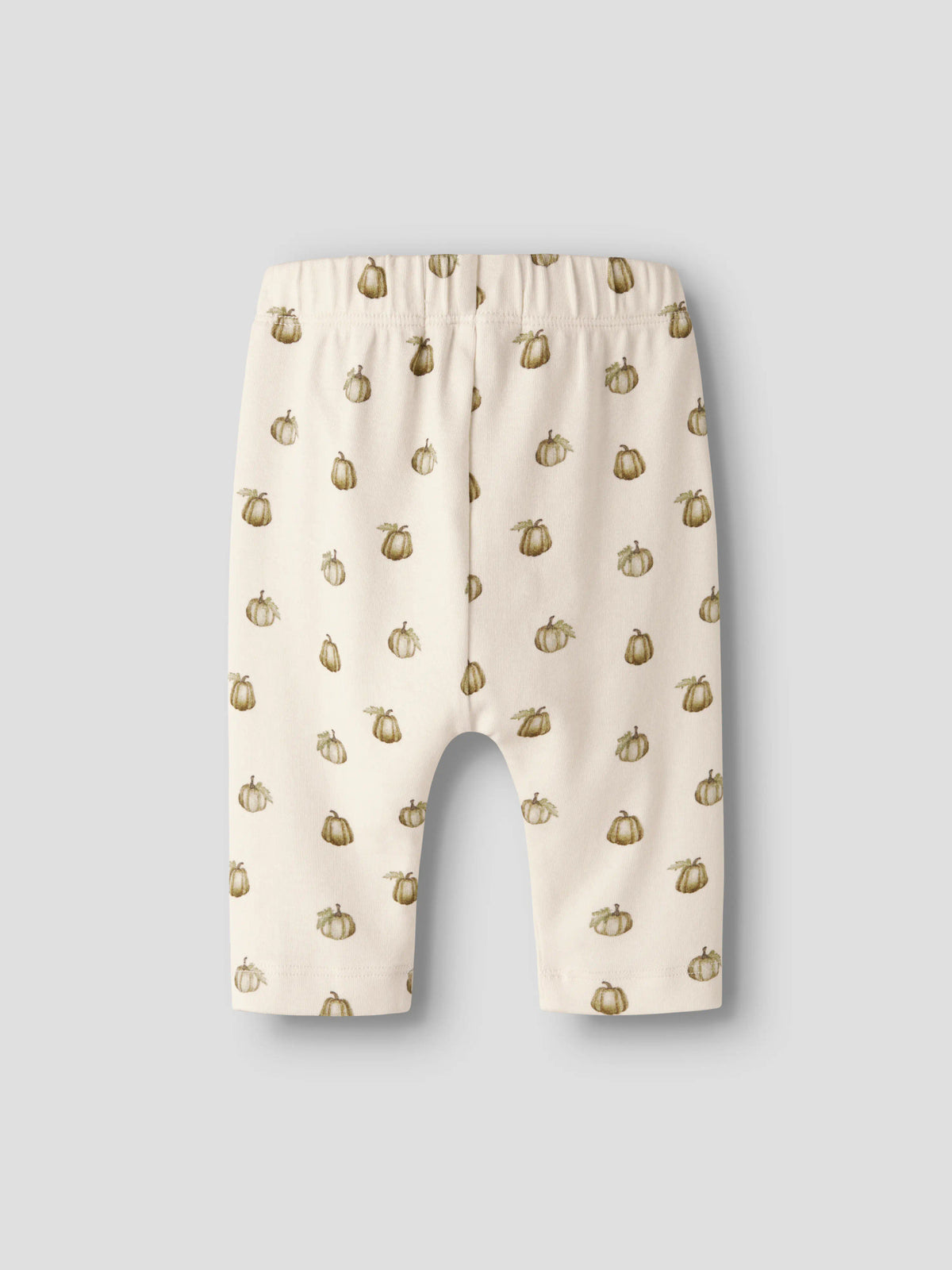 Perfekt für den Herbst: Diese komfortable Hose von Lil'Atelier besticht mit einem charmanten Kürbismuster. Die hochwertige Materialmischung aus Bio-Baumwolle, Lyocell TENCEL™ und Elastane sorgt für optimale Bewegungsfreiheit und Langlebigkeit. Die atmungsaktiven Fasern halten kleine Abenteurer den ganzen Tag über angenehm kühl und trocken. Ideal für Spielplatz, Kindergarten oder gemütliche Familientage.