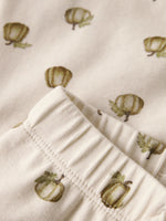 Perfekt für den Herbst: Diese komfortable Hose von Lil'Atelier besticht mit einem charmanten Kürbismuster. Die hochwertige Materialmischung aus Bio-Baumwolle, Lyocell TENCEL™ und Elastane sorgt für optimale Bewegungsfreiheit und Langlebigkeit. Die atmungsaktiven Fasern halten kleine Abenteurer den ganzen Tag über angenehm kühl und trocken. Ideal für Spielplatz, Kindergarten oder gemütliche Familientage.