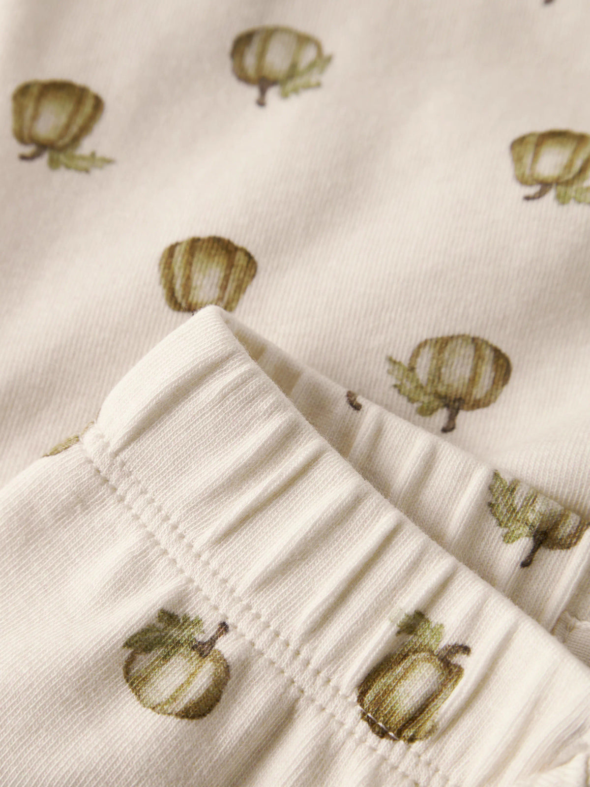 Perfekt für den Herbst: Diese komfortable Hose von Lil'Atelier besticht mit einem charmanten Kürbismuster. Die hochwertige Materialmischung aus Bio-Baumwolle, Lyocell TENCEL™ und Elastane sorgt für optimale Bewegungsfreiheit und Langlebigkeit. Die atmungsaktiven Fasern halten kleine Abenteurer den ganzen Tag über angenehm kühl und trocken. Ideal für Spielplatz, Kindergarten oder gemütliche Familientage.