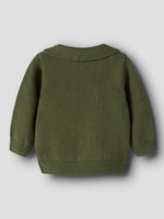 Das dunkelgrüne Knit Polo-Shirt von Lil'Atelier besticht durch seine hochwertige Verarbeitung und nachhaltige Materialzusammensetzung. Die Kombination aus 80% Bio-Baumwolle und 20% recycelter Baumwolle sorgt für optimalen Tragekomfort und Langlebigkeit.&nbsp;