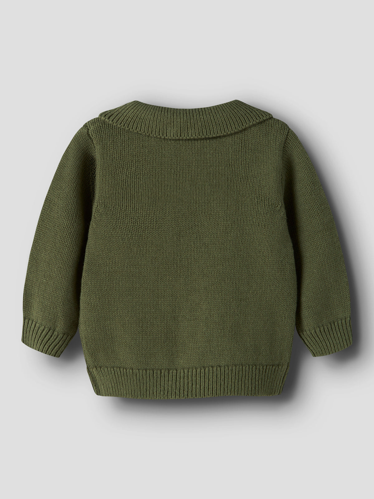Das dunkelgrüne Knit Polo-Shirt von Lil'Atelier besticht durch seine hochwertige Verarbeitung und nachhaltige Materialzusammensetzung. Die Kombination aus 80% Bio-Baumwolle und 20% recycelter Baumwolle sorgt für optimalen Tragekomfort und Langlebigkeit.&nbsp;