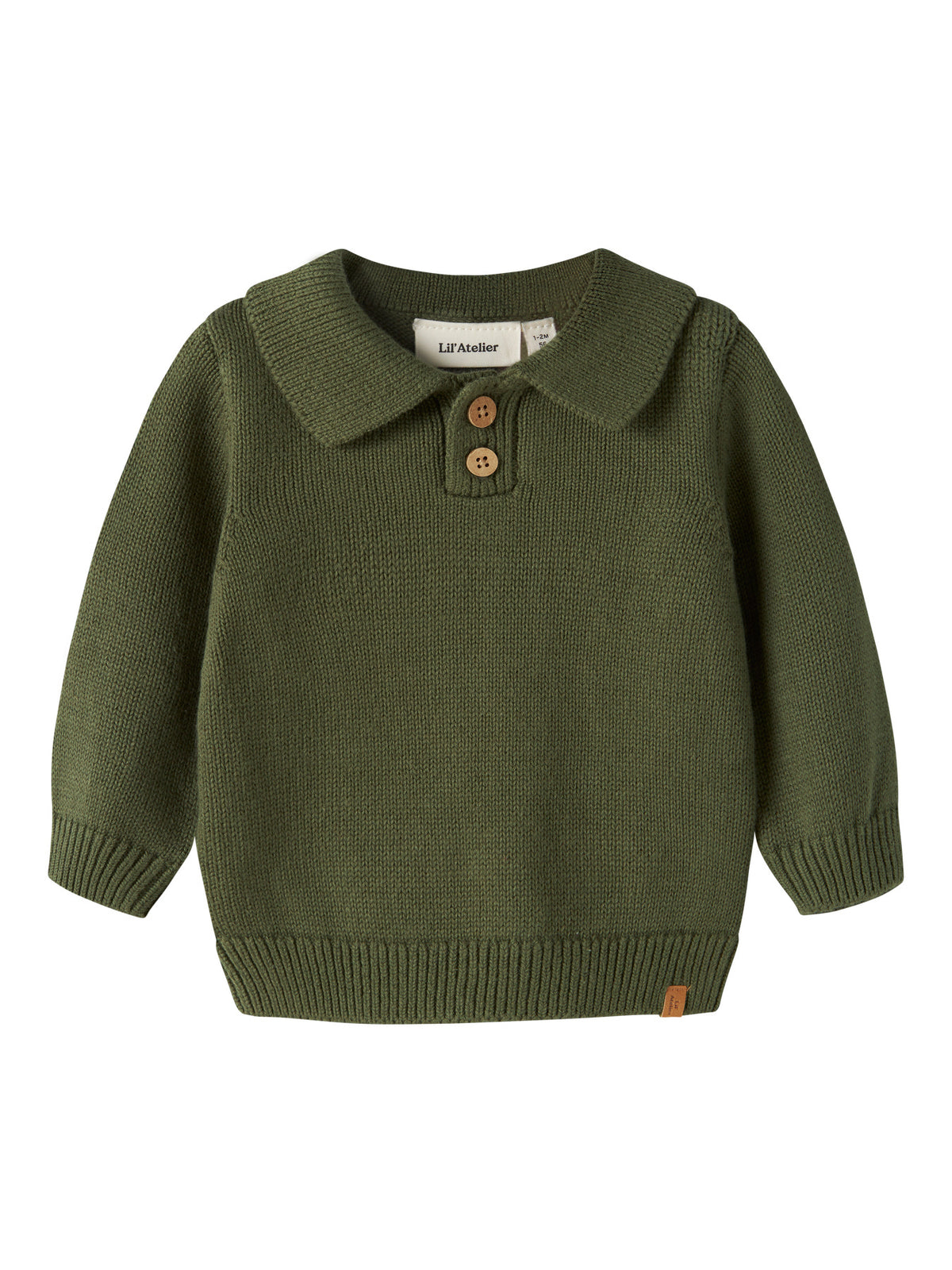 Das dunkelgrüne Knit Polo-Shirt von Lil'Atelier besticht durch seine hochwertige Verarbeitung und nachhaltige Materialzusammensetzung. Die Kombination aus 80% Bio-Baumwolle und 20% recycelter Baumwolle sorgt für optimalen Tragekomfort und Langlebigkeit.&nbsp;