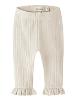 Helle Leggings mit Rüschendetail von Lil' Atelier – perfekt für aktive Kinder. Das weiche, atmungsaktive Material aus 96% Bio-Baumwolle und 4% Elastane bietet maximalen Komfort und Bewegungsfreiheit. Die niedlichen Rüschen verleihen einen verspielten Look. Ideal für Alltag und Freizeit.
