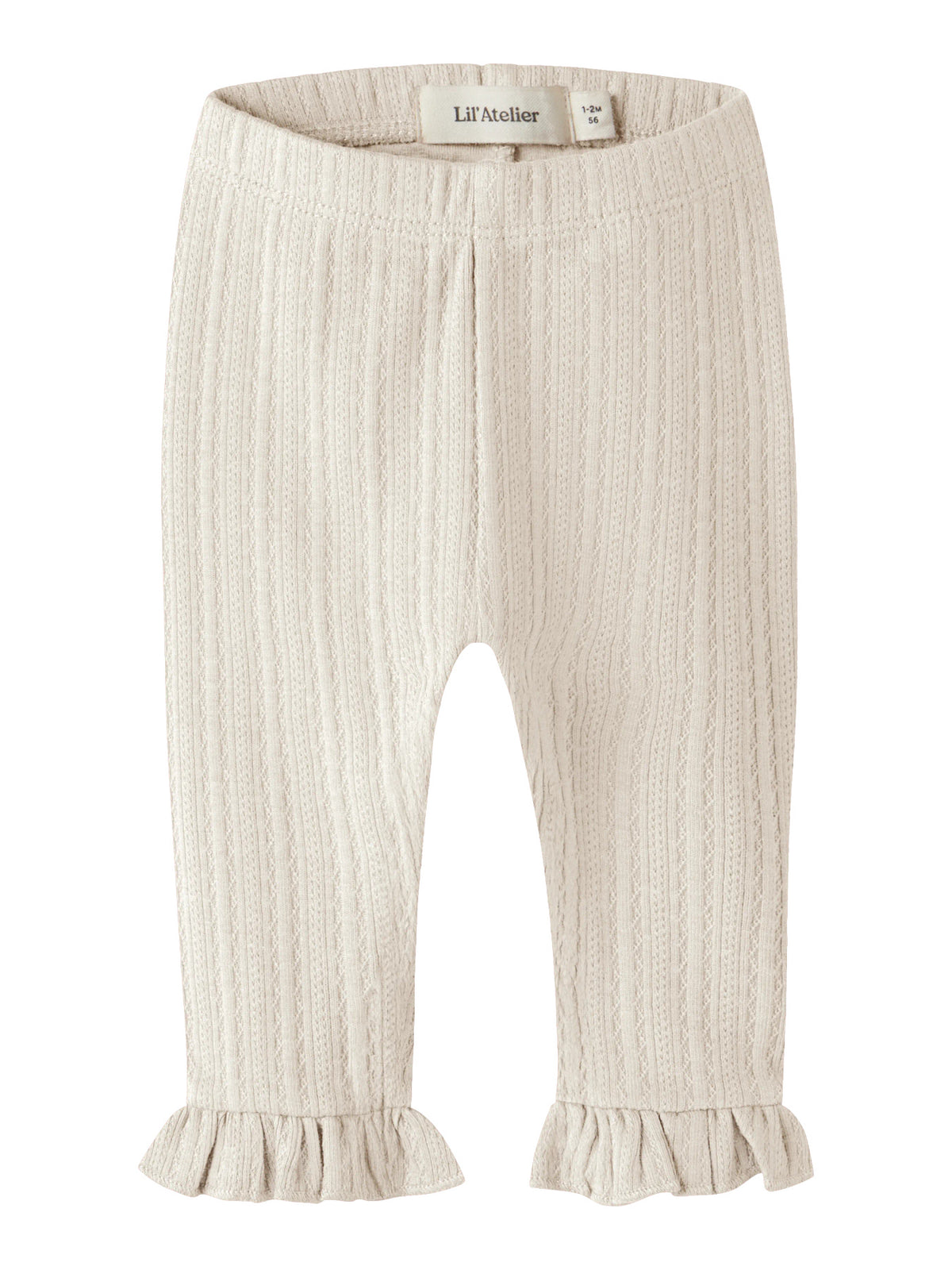 Helle Leggings mit Rüschendetail von Lil' Atelier – perfekt für aktive Kinder. Das weiche, atmungsaktive Material aus 96% Bio-Baumwolle und 4% Elastane bietet maximalen Komfort und Bewegungsfreiheit. Die niedlichen Rüschen verleihen einen verspielten Look. Ideal für Alltag und Freizeit.