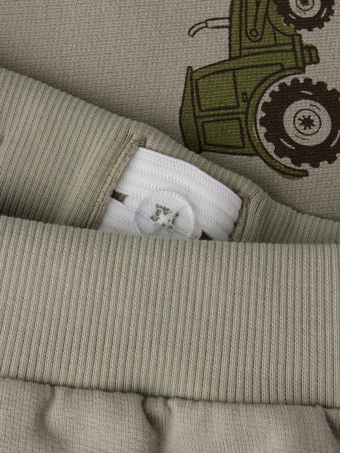 Gemütliche Jogginghose von name it mit praktischer Innenjustierung und Traktorprint – perfekt für kleine Abenteurer, die es gerne bequem und stylish mögen!
