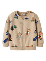 Der Sweat Cardigan von name it ist eine vielseitige Weste aus hochwertigen Materialien. Die Kombination aus 75% Bio-Baumwolle, 20% recycelter Baumwolle und 5% Elastane sorgt für optimalen Komfort und Langlebigkeit. Das klassische beige Design passt zu vielen Outfits und macht die Weste zum perfekten Begleiter für jeden Tag. Die nachhaltige Materialzusammensetzung unterstreicht das Engagement für umweltbewusste Mode.