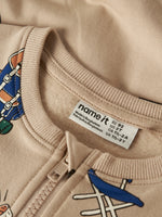 Der Sweat Cardigan von name it ist eine vielseitige Weste aus hochwertigen Materialien. Die Kombination aus 75% Bio-Baumwolle, 20% recycelter Baumwolle und 5% Elastane sorgt für optimalen Komfort und Langlebigkeit. Das klassische beige Design passt zu vielen Outfits und macht die Weste zum perfekten Begleiter für jeden Tag. Die nachhaltige Materialzusammensetzung unterstreicht das Engagement für umweltbewusste Mode.