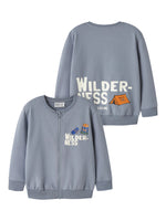 Der Sweat Cardigan von name it ist eine vielseitige Weste aus hochwertigen Materialien. Die Kombination aus 75% Bio-Baumwolle, 20% recycelter Baumwolle und 5% Elastane sorgt für optimalen Komfort und Langlebigkeit. Das klassische blaue Design passt zu vielen Outfits und macht die Weste zum perfekten Begleiter für jeden Tag. Die nachhaltige Materialzusammensetzung unterstreicht das Engagement für umweltbewusste Mode.