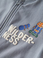 Der Sweat Cardigan von name it ist eine vielseitige Weste aus hochwertigen Materialien. Die Kombination aus 75% Bio-Baumwolle, 20% recycelter Baumwolle und 5% Elastane sorgt für optimalen Komfort und Langlebigkeit. Das klassische blaue Design passt zu vielen Outfits und macht die Weste zum perfekten Begleiter für jeden Tag. Die nachhaltige Materialzusammensetzung unterstreicht das Engagement für umweltbewusste Mode.