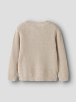 Die beige Strickweste von name it besticht durch ihr zeitloses Design und die niedlichen kleinen Kirschen-Details. Das Modell überzeugt mit einer angenehmen Passform und eignet sich perfekt für vielseitige Styling-Möglichkeiten – ob zu Jeans, Kleidern oder Röcken. Das Oberteil wird aus 100% Bio-Baumwolle gefertigt und bietet damit höchsten Tragekomfort sowie Hautfreundlichkeit. Die nachhaltige Materialwahl macht diese Weste zu einer verantwortungsvollen Wahl für bewusste Käufer. Ideal für Übergangsjahreszei