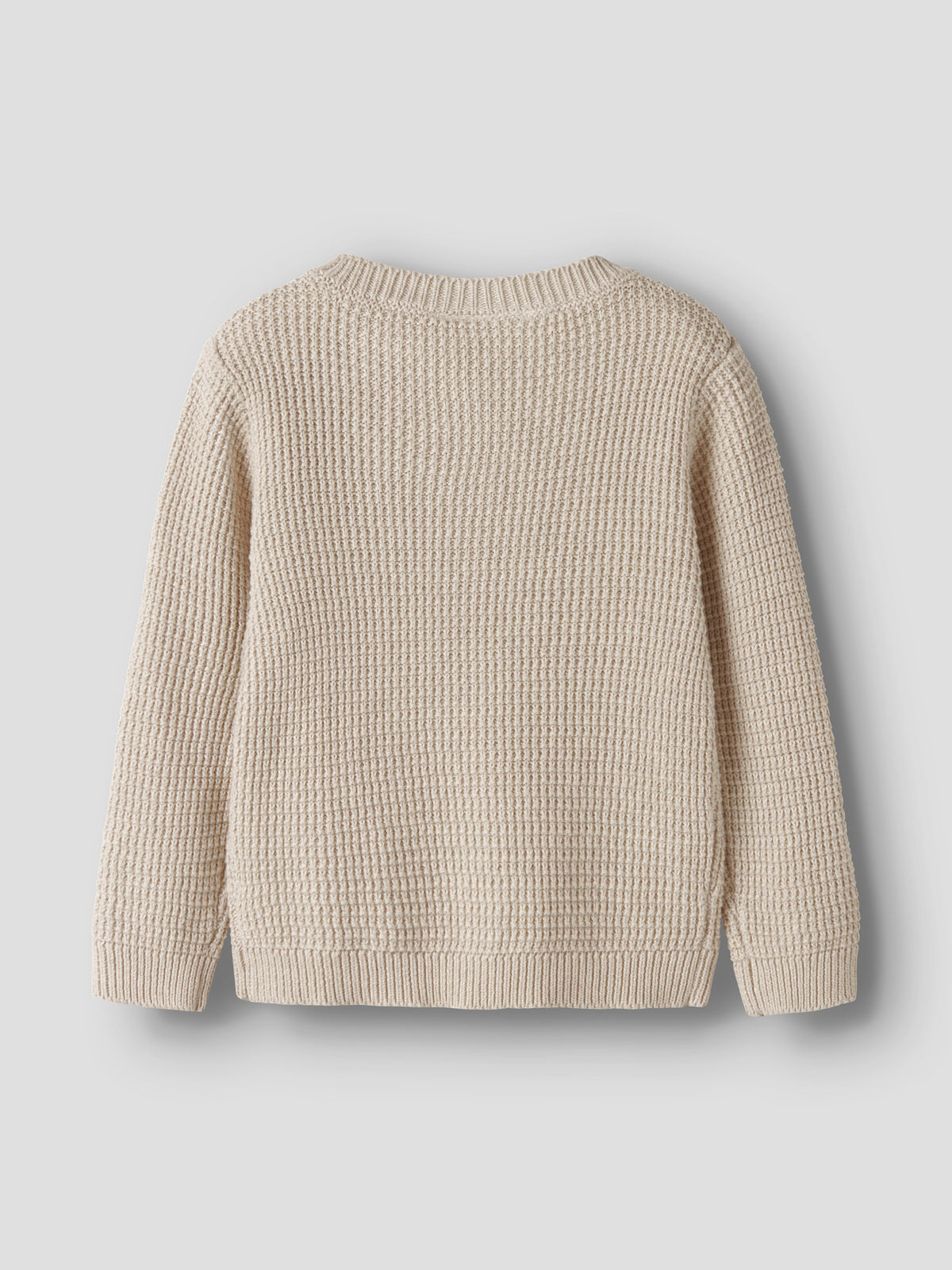 Die beige Strickweste von name it besticht durch ihr zeitloses Design und die niedlichen kleinen Kirschen-Details. Das Modell überzeugt mit einer angenehmen Passform und eignet sich perfekt für vielseitige Styling-Möglichkeiten – ob zu Jeans, Kleidern oder Röcken. Das Oberteil wird aus 100% Bio-Baumwolle gefertigt und bietet damit höchsten Tragekomfort sowie Hautfreundlichkeit. Die nachhaltige Materialwahl macht diese Weste zu einer verantwortungsvollen Wahl für bewusste Käufer. Ideal für Übergangsjahreszei